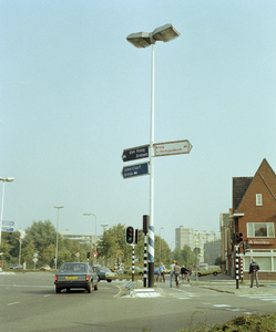 119561 Afbeelding van een lichtmast en tevens wegwijzer op het Eykmanplein te Utrecht.
